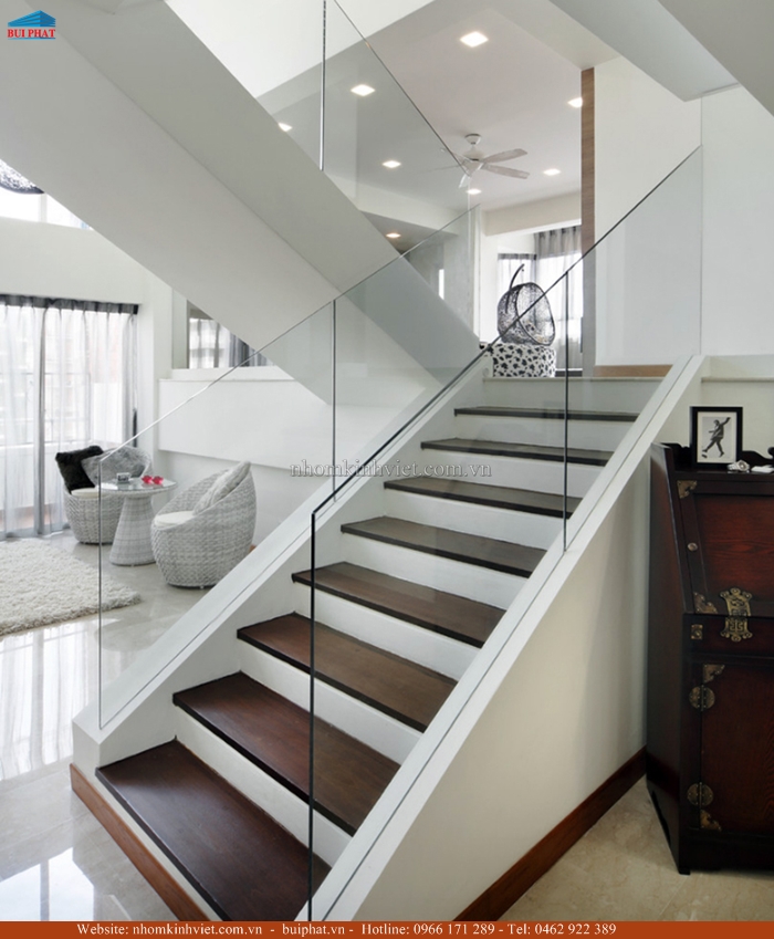 Cầu thang kính trong suốt không sử dụng tay vịn